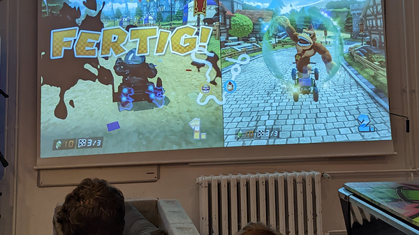 Jugendliche Gamer vor projiiziertem Gaming-Screen
