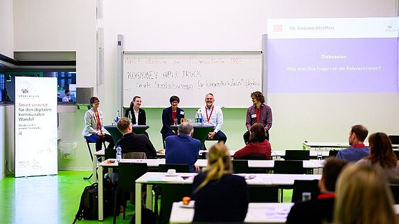 Panel Digitale Zwillinge Fachleute aus Kommunen, Landesverwaltung, Wissenschaft und Praxis diskutieren über digitale Lösungen für eine klimaresiliente Stadtentwicklung