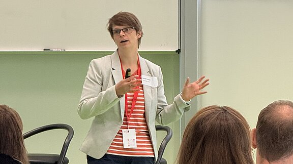Dr. Sarah Brandt (Frauenhofer IESE) vor dem Plenum Dr. Sarah Brandt erläuterte, wie Kommunen mit einem konkreten Anwendungsfall in die Entwicklung eines urbanen digitalen Zwillings einsteigen können