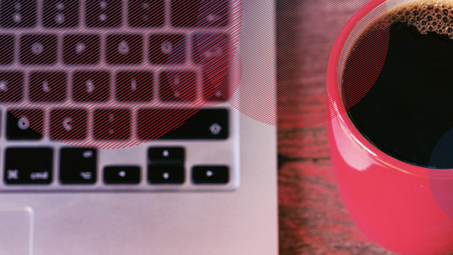 Bild mit einem Laptop und einer Tasse Kaffee daneben