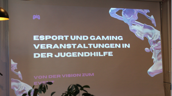 Wandprojektion der Präsentation "E-Sport und Gaming - Veranstaltungen in der Jugendhilfe")