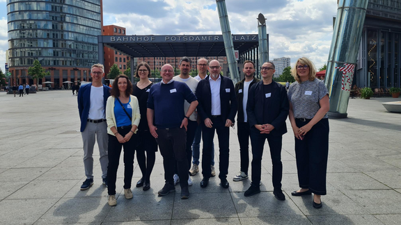 Gruppe Menschen auf dem Potsdamerplatz in Berlin. Gruppenfoto