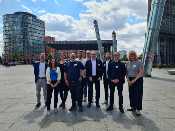 Gruppe Menschen auf dem Potsdamerplatz in Berlin. Gruppenfoto