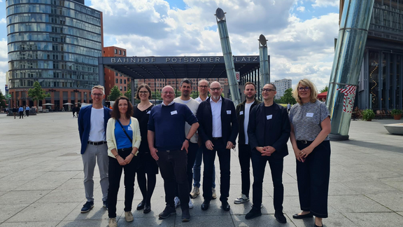 Gruppe Menschen auf dem Potsdamerplatz in Berlin. Gruppenfoto