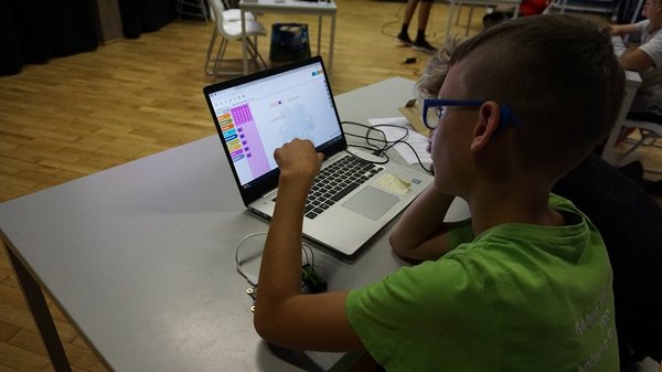 Zwei Jugendliche beim Programmieren